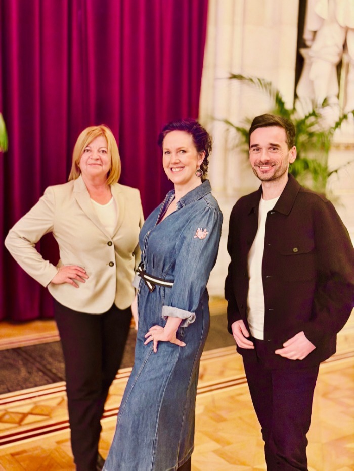 Von links nach rechts: Elisabeth Mössmer-Cattalini (Hernals Bezirksvorsteher-Stellvertreterin), Eva Bertalan (Leitung Nachbarschaftszentrum 17), Simon Blatzer (Geschäftsführer Wiener Hilfswerk). © Wiener Hilfswerk