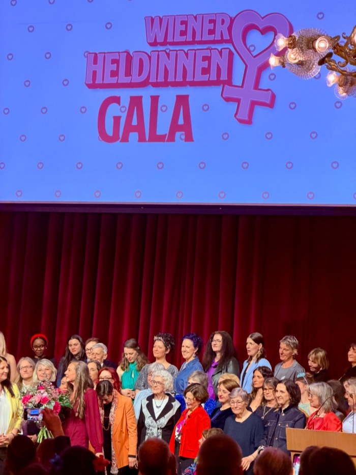 Ein Gruppenfoto aller geehrten Wiener Heldinnen