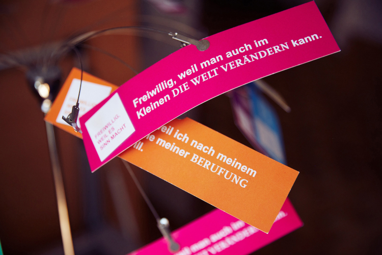Aufgängte Banner mit Aufschriften, warum freiwilliges Engagement Sinn macht.