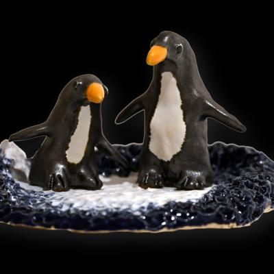 Manfred Pfalz: „Gips-Skulptur mit 2 Pinguinen“