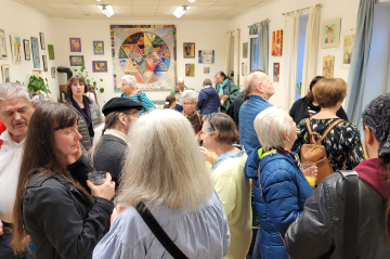 Viele Menschen im Saal des NBZ3 bei einer vergangenen Vernissage