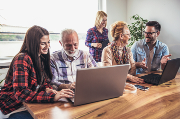 Menschen sitzen vor Laptops und lernen, wie die Technik funktioniert