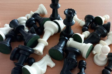 Schachfiguren durcheinander liegend.
