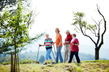 eine Gruppe Menschen spaziert in der Natur