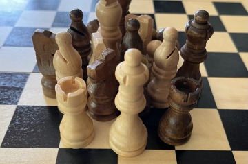 Schachbrett mit unsortierten Schachfiguren
